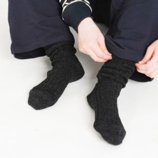 ゆるふわルーズソックス ブラック【Women】 – OKURU靴下製作所